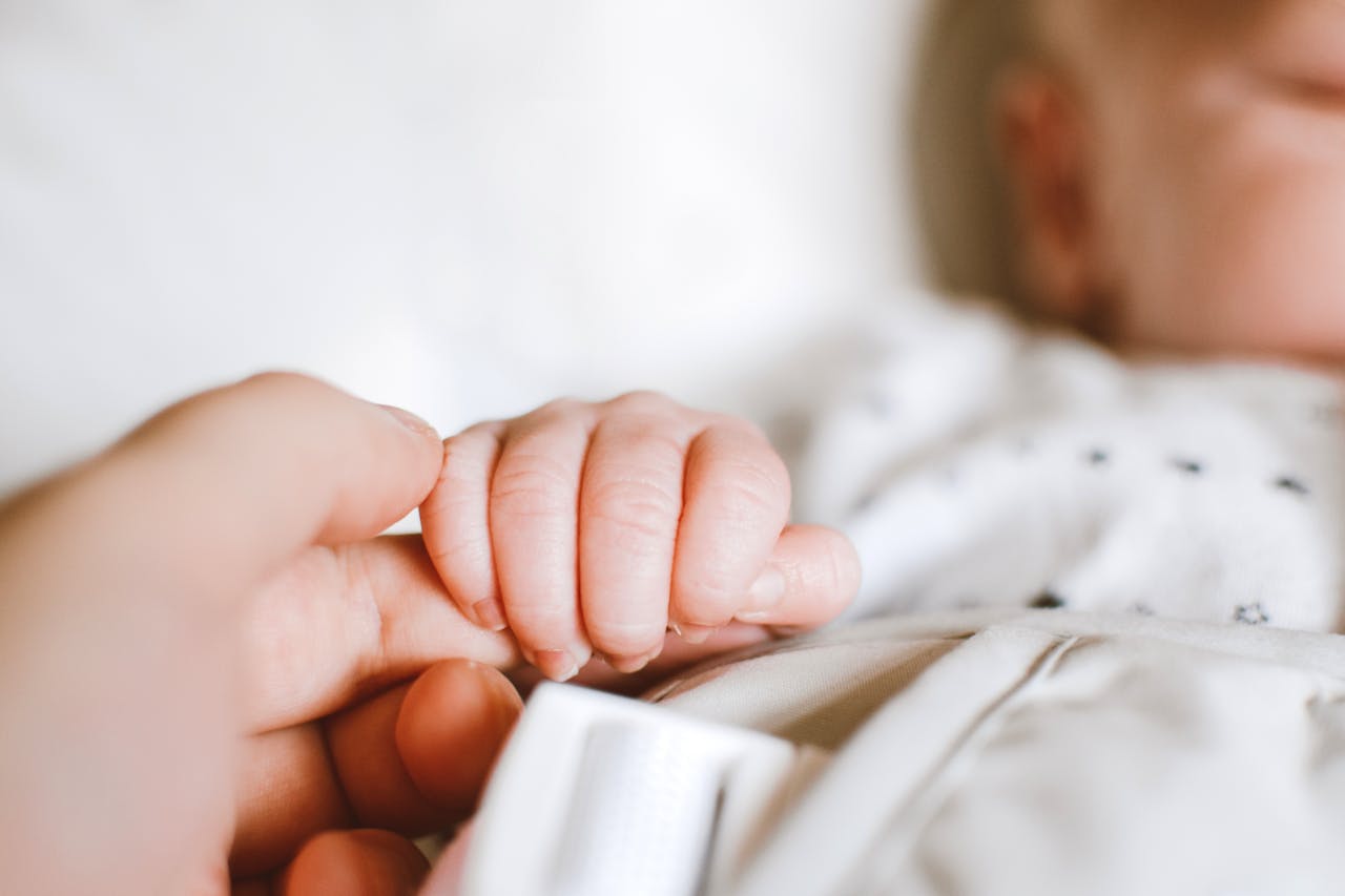 Bébé en route : Ce que vous devez vraiment apporter à la maternité