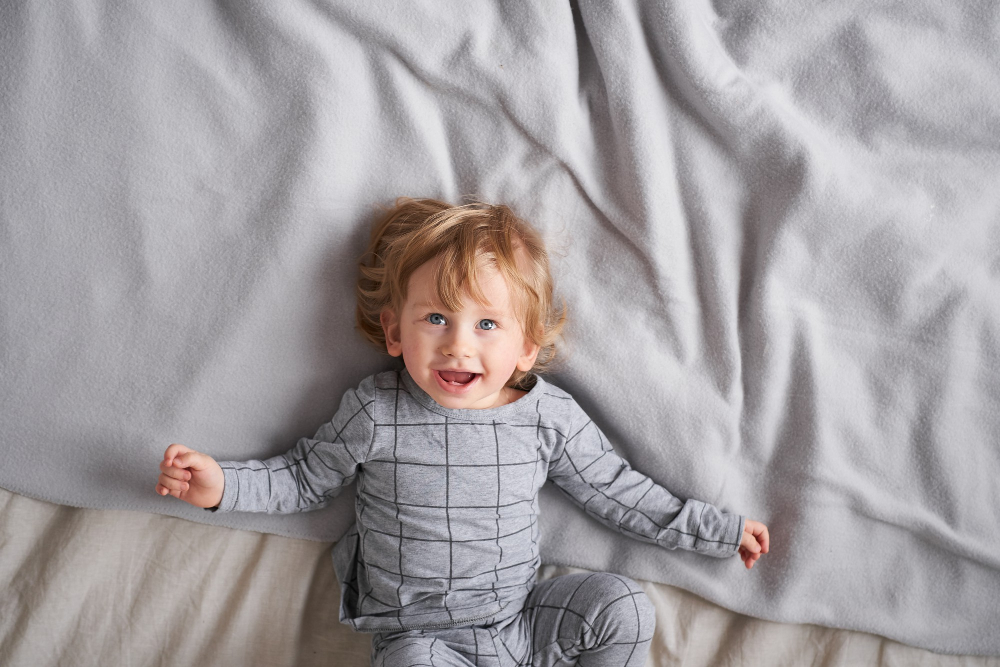 Lit au Sol pour Bébé : Avantages, Précautions et Conseils pour un Sommeil Sûr